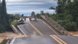 Brasile, fiume in piena sfonda e ribalta ponte autostradale: le immagini shock