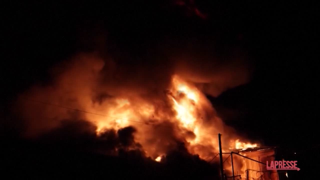 Ucraina, attacco di droni russi su Kharkiv: gli impressionanti incendi dopo il raid