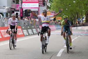 Giro d’Italia, prima tappa e maglia rosa a Narvaez