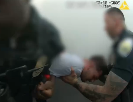 Miami, studente italiano arrestato e legato per 13 minuti. La madre: “Torturato”