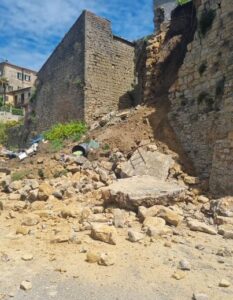 Pisa, crolla porzione di muro a Volterra: un ferito