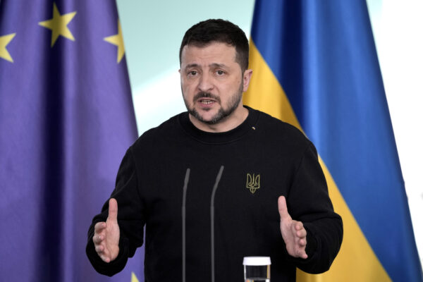 Ucraina, Zelensky inserito nella lista dei ricercati di Mosca