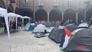 Protesta pro Palestina a Bologna, accampamento di studenti in piazza Scaravilli