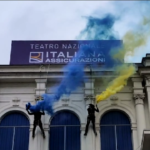 Milano, flash mob per il cambio di insegna del Teatro Nazionale