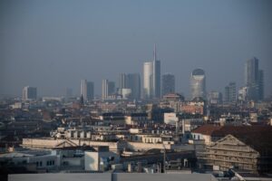 Foschia nei cieli di Milano per l’alta concentrazione di smog