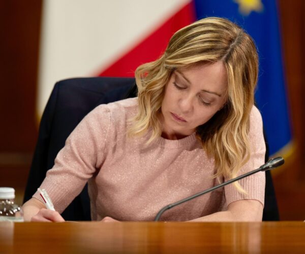 Il Presidente del Consiglio Giorgia Meloni al lavoro