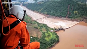 Brasile, presidente Lula sorvola zone colpite da inondazioni