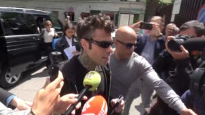 Codacons contro Fedez, procura Roma chiede assoluzione rapper da accusa calunnia