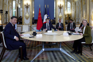 Cina-Ue, Xi Jinping a Parigi: “Rafforzare coordinamento e restare partner”