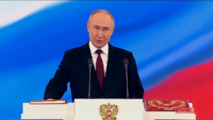 Russia, Putin all’insediamento per il quinto mandato: “Proteggere le libertà dell’uomo”