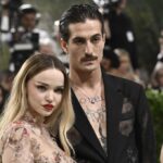 Met Gala 2024, Damiano dei Maneskin sul red carpet con la fidanzata Dove Cameron