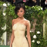 Met Gala 2024, Tyla sfoggia un abito di sabbia sul red carpet