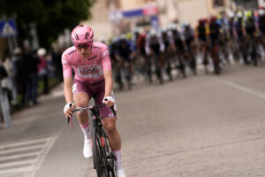 Giro d’Italia, trionfo Pogacar a Oropa: sloveno nuova maglia Rosa