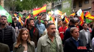 Barcellona, manifestazione di Vox: scontri con antifascisti