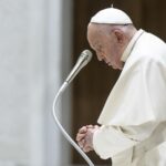 Natalità, Papa Francesco: “Tutti hanno cagnolino o gatto ma non fanno figli”