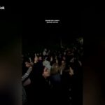 Modena, Ultimo canta con i fan fuori dal ristorante