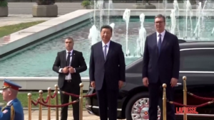 Belgrado, Xi Jinping accolto dal presidente serbo Vucic