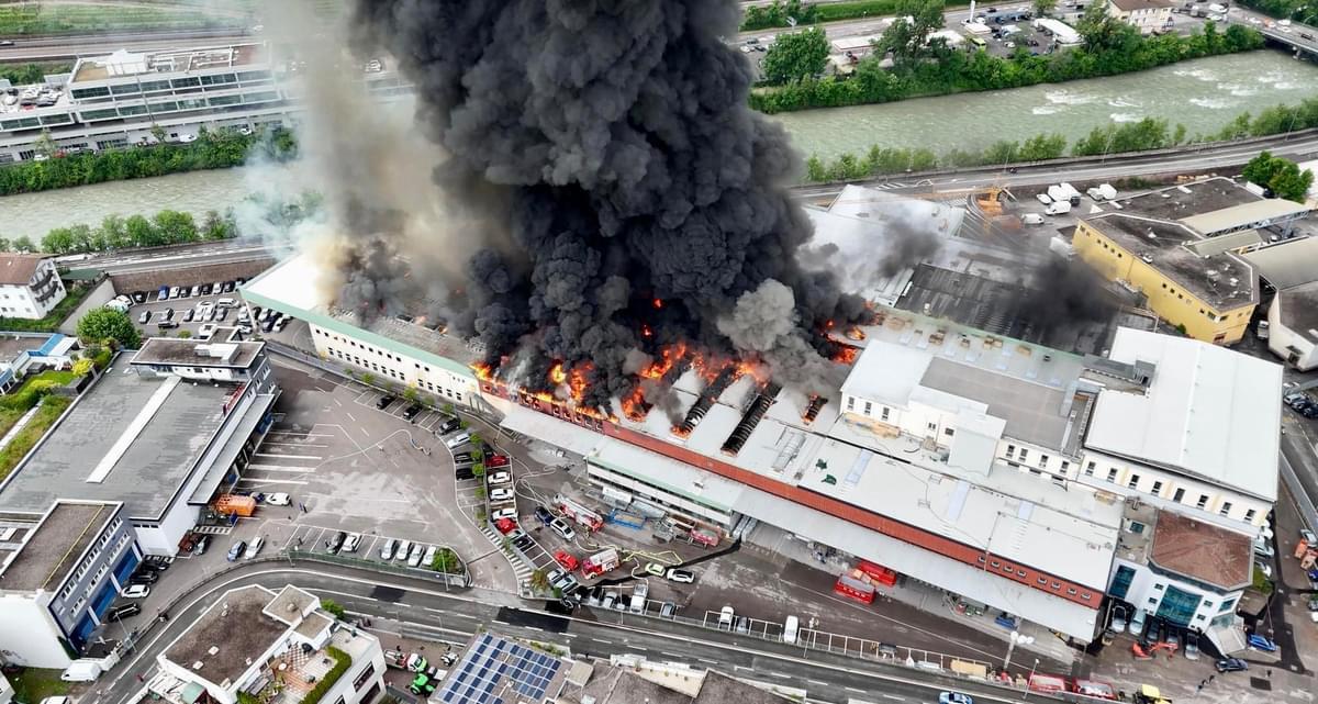 Bolzano, incendio nella sede di Alpitronic: chiuso lo spazio aereo sulla città