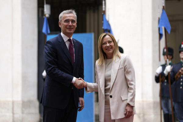 Nato, Meloni riceve Stoltenberg. La premier: “Risposte concrete a sfide fianco Sud”