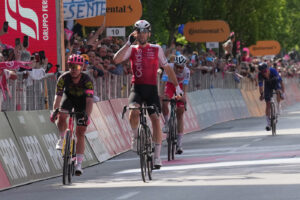 Giro d’Italia, Benjamin Thomas vince la 5/a tappa a Lucca
