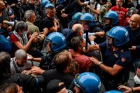 Milano, tensione e scontri in Piazza del Duomo tra Poizia e manifestanti No vax in corteo