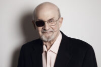 Salman Rushdie posa per promuovere il suo libro