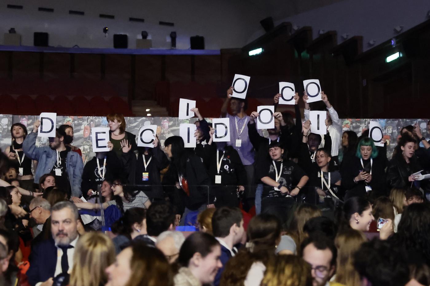 Natalità, oggi Roccella, ieri Andreotti e Fini: quando il politico viene contestato