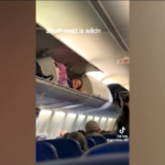 Los Angeles, passeggera si sdraia nella cappelliera: il video diventa virale