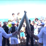 Olimpiadi 2024, l’ex star NBA Tony Parker con la torcia per le strade di Marsiglia