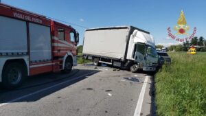 Incidente frontale tra camion e furgone a Parabiago, morto 30enne