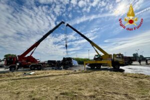 Piacenza, camion carico di acido contro auto sulla A21: un morto e 7 intossicati