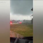 La furia del tornado in Tennessee, le immagini riprese da una coppia in auto