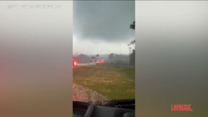 La furia del tornado in Tennessee, le immagini riprese da una coppia in auto