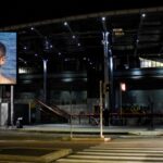 Milano, poliziotto accoltellato alla stazione di Lambrate: è in gravi condizioni