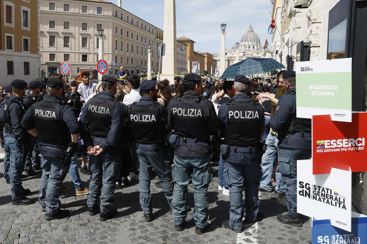 Stati generali Natalità, scontri a Roma tra polizia e manifestanti: cinque feriti Stati generali Natalità, scontri a Roma tra polizia e manifestanti: cinque feriti