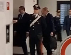 Giovanni Toti esce dal tribunale di Genova dopo l'interrogatorio di garanzia