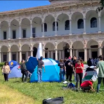 Milano, gli studenti pro-Palestina allestiscono un accampamento alla Statale