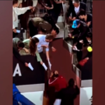 Internazionali d’Italia, borraccia in testa a Djokovic dopo il match con Moutet