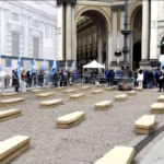 Incidenti lavoro, Uil porta le bare in piazza della Scala a Milano