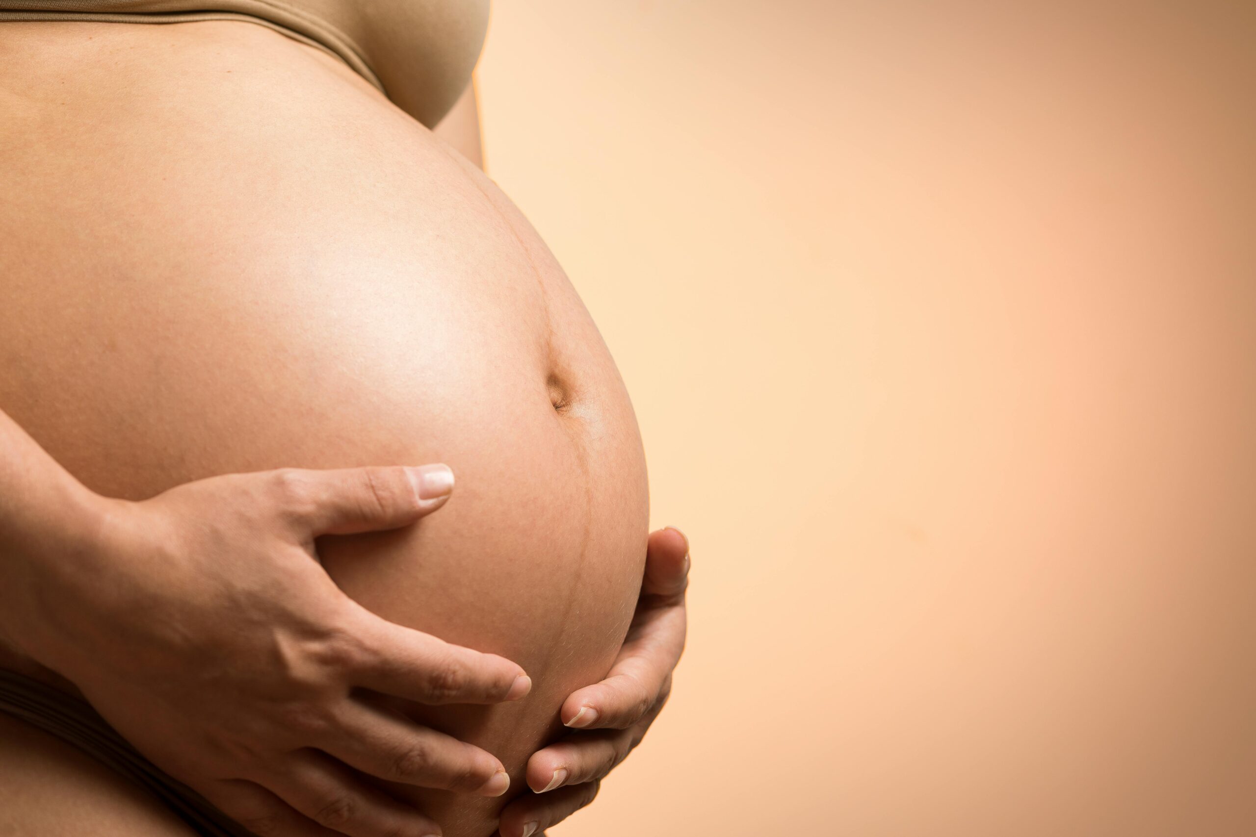 Australia, errore in fecondazione in vitro: donna partorisce figlio di un’altra