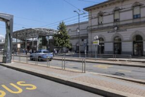Milano, poliziotto accoltellato a Lambrate in prognosi riservata ma stabile