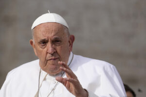 Natalità, Papa: “Madri non devono scegliere tra lavoro e cura dei figli”