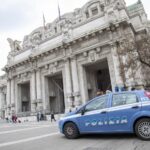 Milano, lancia pietre contro polizia: agente spara e lo ferisce