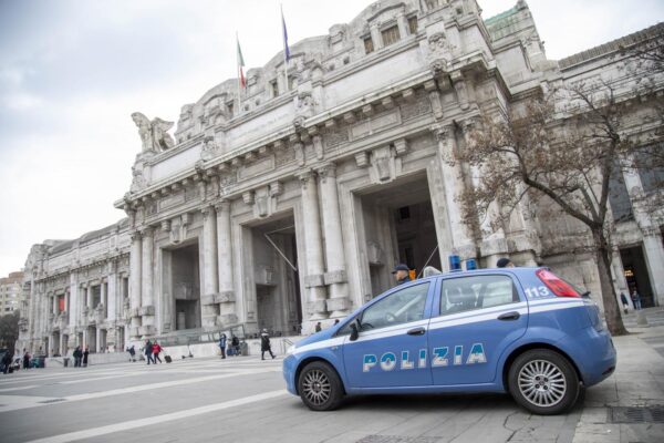 Milano, lancia pietre contro polizia: agente spara e lo ferisce