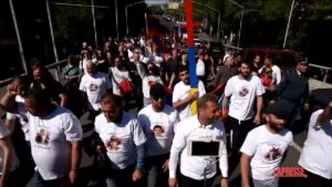 Armenia, in migliaia chiedono le dimissioni del premier Pashinyan