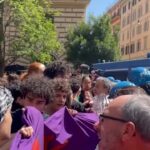 Stati Generali Natalità, scontri tra polizia e manifestanti: le manganellate