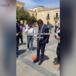 Europee, Renzi palleggia sui social: il video è virale