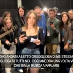 Eurovision, Angelina Mango canta ‘Imagine’ in sala stampa