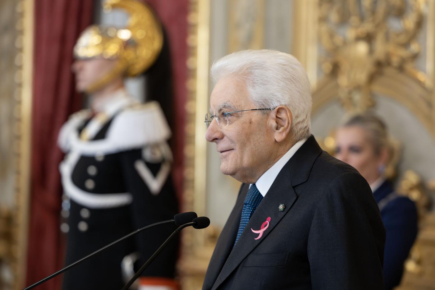 Mattarella: “Mondo ha bisogno di pace, dovere perseguirla”
