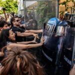 Salone del libro, tensioni al presidio pro Palestina: Zerocalcare incontra i manifestanti